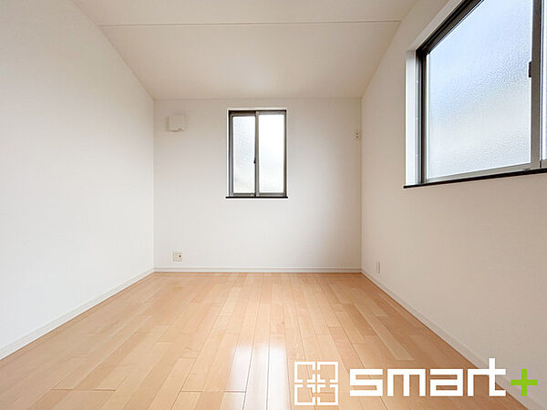 ～2面採光の明るいお部屋～ ・洋室は2面採光とする事で穏やかな陽の入る明るい空間となっております。 ・くつろぎのプライベート時間を明るい空間で穏やかにお過ごしいただけます。