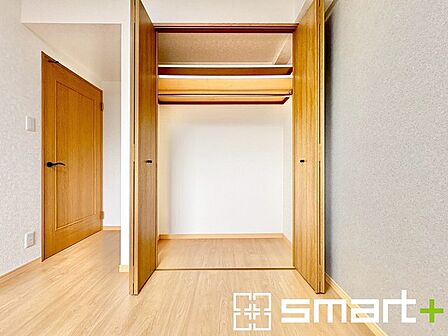 ～収納豊富な洋室～ ・各居室に備え付けの収納をご用意。タンスなどを置く場合と比べ出っ張らないので部屋の中を有効のご活用いただけます。 ・収納の広さなどぜひ現地でご確認くださいませ。 