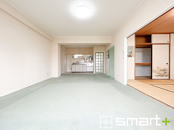 ～家族団らんにピッタリの広々リビング～ ・穏やかな陽だまりに包まれる居心地の良いＬＤＫは、ご家族が自然と集まる憩いのスペースになりそうですね。