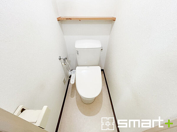 ～やはり便利なタンク式トイレ～ ・最近はタンクレストイレもございますが、タンク式の場合は停電時もお水を流すことが可能。 ・故障時なども比較的費用が安くなるなど、メリットが多くなります。