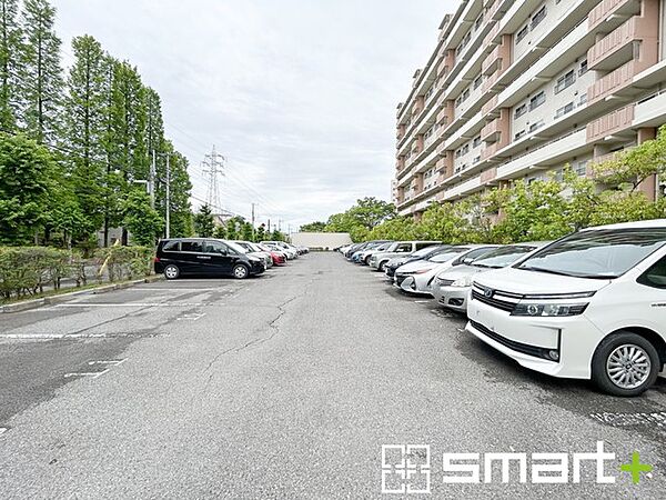 ～便利な平面駐車場～ ・広い敷地を活かした平面式の駐車場。車の出し入れが楽で利便性に優れます。 ・空き状況などもお気軽にお問い合わせくださいませ。
