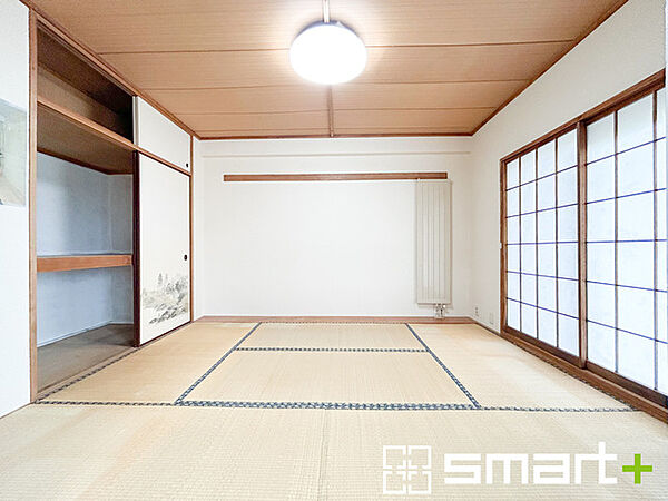 ～リビング横の和室～ ・バルコニー側の大きな窓から穏やかな陽の入る明るい空間となっております。 ・くつろぎのプライベート時間を明るい空間で穏やかにお過ごしいただけます。