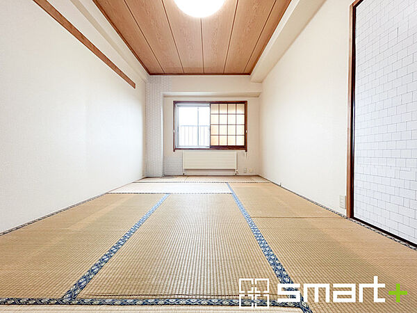 ～「和みの部屋」和室をご用意～ ・ゴロンと寝転がったり、お子様のいるご家庭ではお子様を寝かしつけたり、などご活用いただける和室をご用意。 ・やはり畳の香りは心が落ち着きますね。