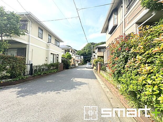 ~閑静な住宅街の立地~ ・周辺は閑静な住宅街となっておりますので、静かな暮らしをご実現いただけます。 ・前面道路の交通量も多くないので、小さなお子様がいるご家庭でもご安心ですね。