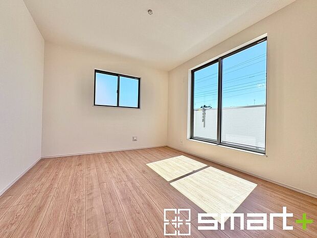 ~2面採光の明るいお部屋~ ・洋室は2面採光とする事で穏やかな陽の入る明るい空間となっております。 ・くつろぎのプライベート時間を明るい空間で穏やかにお過ごしいただけます。