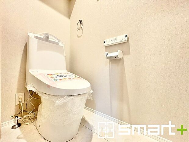 ~窓付きの明るいトイレ~ ・外からの日差しを取り込むので、昼間は窓からの光で十分ですね。 ・使用後や掃除の際に窓を開ければ、外からの新鮮な空気を取り込み素早く換気ができます。