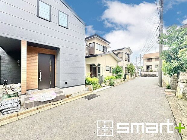 ～閑静な住宅街の立地～ ・周辺は閑静な住宅街となっておりますので、静かな暮らしをご実現いただけます。 ・前面道路の交通量も多くないので、小さなお子様がいるご家庭でもご安心ですね。 