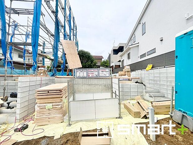 ~閑静な住宅街の立地~ ・周辺は閑静な住宅街となっておりますので、静かな暮らしをご実現いただけます。 ・前面道路の交通量も多くないので、小さなお子様がいるご家庭でもご安心ですね。