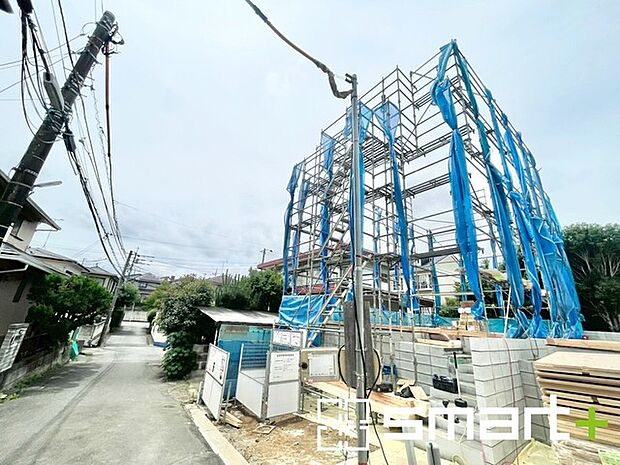 ~閑静な住宅街の立地~ ・周辺は閑静な住宅街となっておりますので、静かな暮らしをご実現いただけます。 ・前面道路の交通量も多くないので、小さなお子様がいるご家庭でもご安心ですね。
