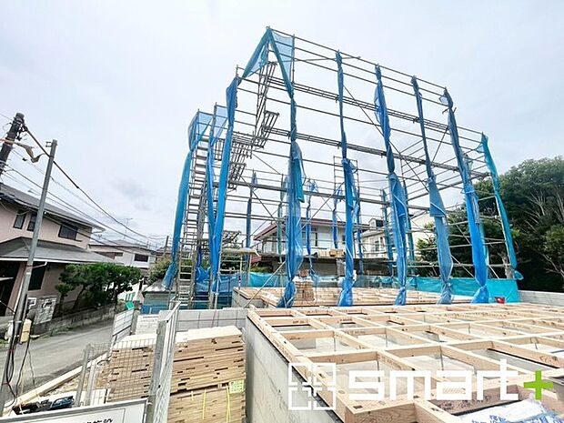 ～ベタ基礎でしっかりとした土台～ ・コンクリートの中に鉄筋を配し強度を高めた「ベタ基礎」を採用。 ・しっかりとした土台を造ったうえで、その上に建物が築造されていきます。 