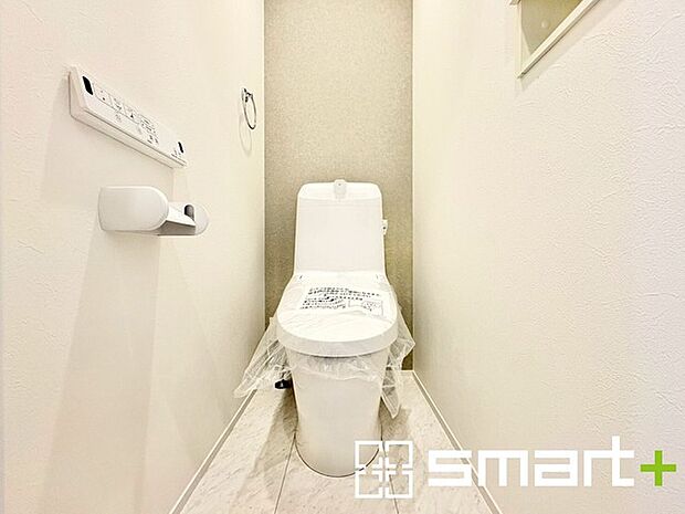~窓付きの明るいトイレ~ ・使用後や掃除の際に窓を開ければ、外からの新鮮な空気を取り込み素早く換気ができます。 ・埋め込み収納付きでストックや掃除用具もスッキリ片付きますね。