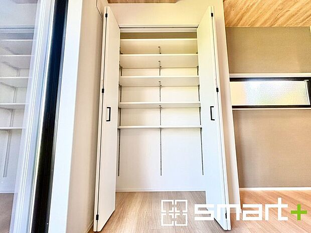 ~便利な可動棚付き収納~ ・キッチン横には食材や台所用品のストックもたくさんしまえる便利な収納付き。 ・買い溜めした食材などはもちろん、ティッシュなどの置場としてもご利用いただけます。