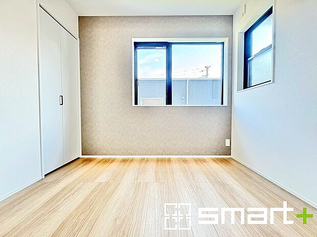 ~2面採光の明るいお部屋~ ・洋室は2面採光とする事で穏やかな陽の入る明るい空間となっております。 ・くつろぎのプライベート時間を明るい空間で穏やかにお過ごしいただけます。