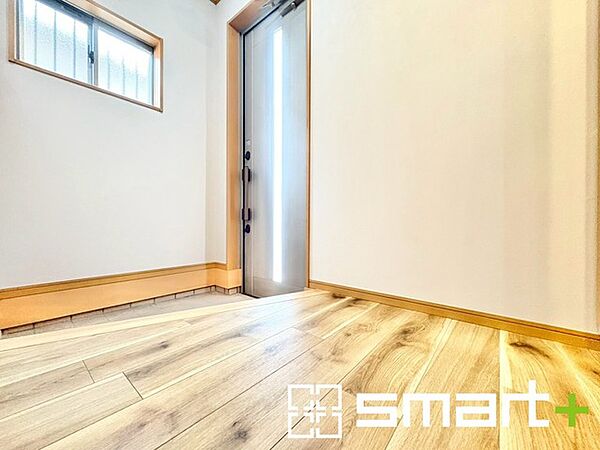 ～圧迫感のない明るい玄関～　 ・窓に加えて玄関ドアのガラス部分からも穏やかな陽が入り、明るい玄関になります。 ・モニター付きインターフォンで来客時に誰が来たかすぐにわかるので、防犯面も安心です。