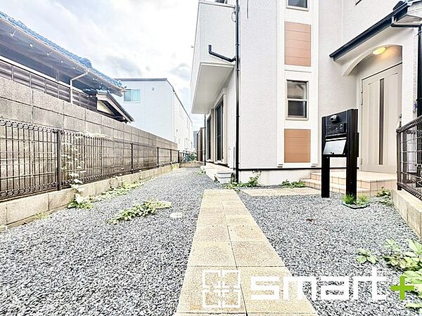 ～お庭もある余裕の敷地～ ・広々した敷地にはお庭もご用意。お庭があるだけで余裕を感じますね。 ・防草シートや人工芝の敷設などのオプションもお気軽にご相談くださいませ。