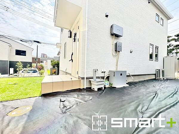 ～広々したお庭のある邸宅～ ・余裕の敷地には広いお庭もご用意。 ・ガーデニングや安らぎの空間として、倉庫を置いたりと様々な活用が可能です。 ・人工芝の敷設などもお気軽にご相談くださいませ。