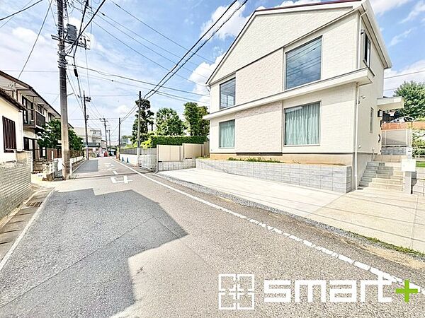～閑静な住宅街の立地～ ・周辺は閑静な住宅街となっておりますので、静かな暮らしをご実現いただけます。 ・前面道路の交通量も多くないので、小さなお子様がいるご家庭でもご安心ですね。