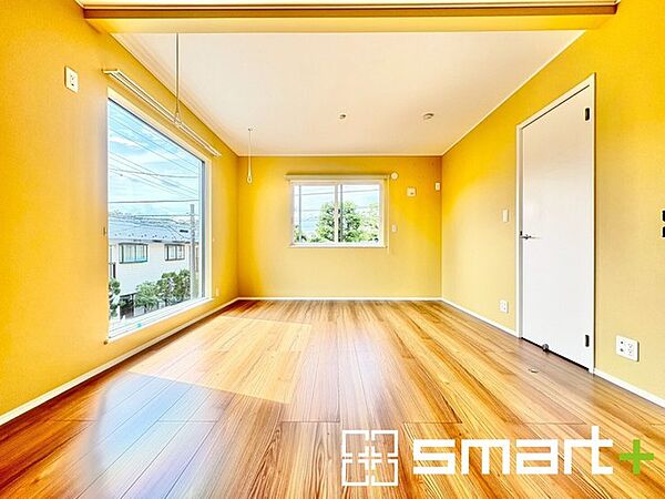 ～窓からはたっぷりの陽光～ ・ゆとりある広さの主寝室は10.6帖。ご夫婦やご兄弟でもゆったりお過ごしいただけます。 ・雨の日や花粉の季節なども、お洗濯に困らない室内物干し付きです。