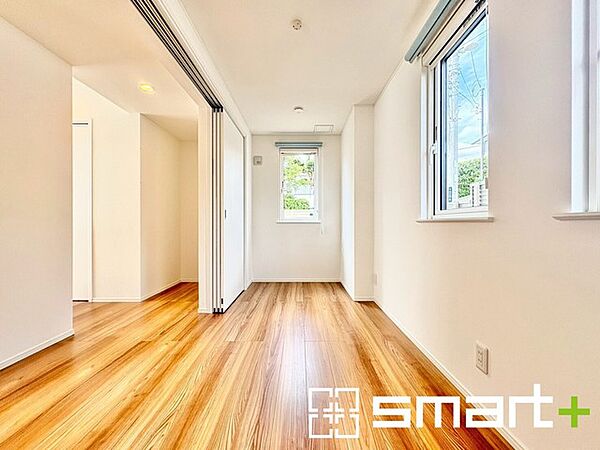 ～2面採光の明るいお部屋～ ・洋室は2面採光とする事で穏やかな陽の入る明るい空間となっております。 ・くつろぎのプライベート時間を明るい空間で穏やかにお過ごしいただけます。