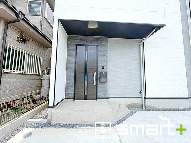 ～お住まいの顔「玄関」～ ・玄関ドアの上にはもちろん軒がございますので、雨の日でも濡れずに鍵の開閉が可能です。 ・鍵は防犯性に優れたディンプルキーを採用。 