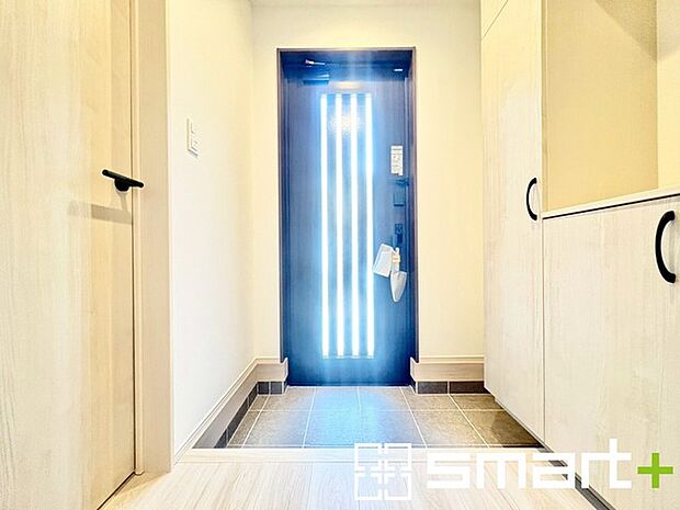 ~明るい玄関~ ・圧迫感がなく広々とした印象の玄関。 ・玄関ドアにガラス部分を設ける事で明るい陽光が差し込む空間になります。