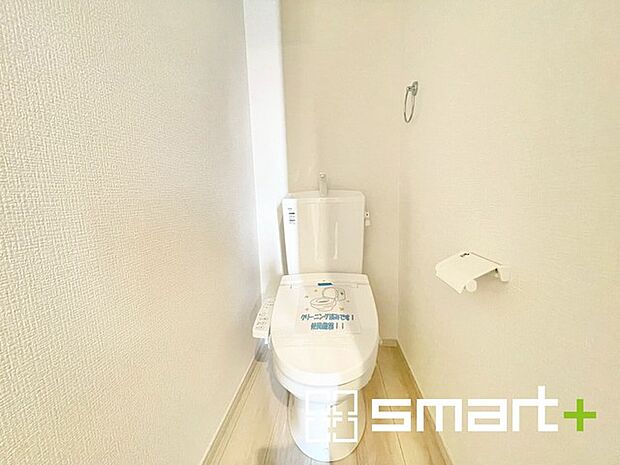 ~やはり便利なタンク式トイレ~ ・最近はタンクレストイレもございますが、タンク式の場合は停電時もお水を流すことが可能。 ・故障時なども比較的費用が安くなるなど、メリットが多くなります。