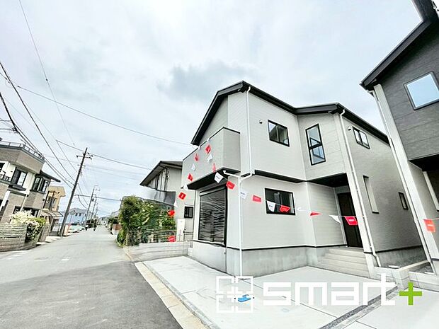 ~閑静な住宅街の立地~ ・周辺は閑静な住宅街となっておりますので、静かな暮らしをご実現いただけます。 ・前面道路の交通量も多くないので、小さなお子様がいるご家庭でもご安心ですね。