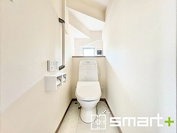 ～小窓付きの明るいトイレ～ ・使用後や掃除の際には新鮮な空気を取り込み換気ができます。 ・背面のスペースにちょっとした棚を設置すれば、トイレットペーパーのストックなども置けますね。