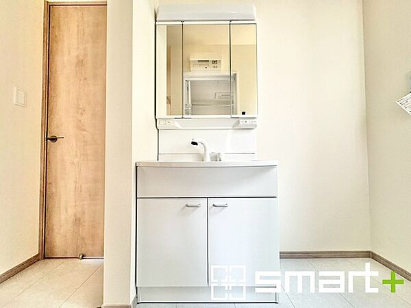 ～シャワー付き洗面台を採用～ ・洗面台の蛇口がホースで伸びシャワーとしてご利用可能。 ・朝の寝ぐせ直しなどにシャワーを使いたい時、洗面台の掃除をする際にも便利にお使いいただけます。