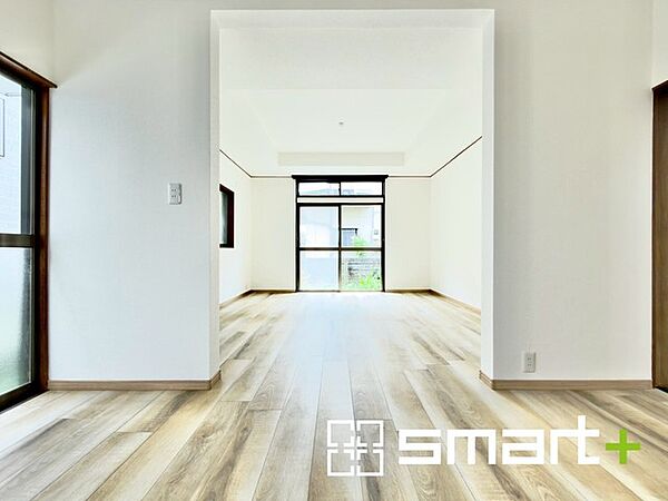～家族団らん明るい食卓～ ・窓からたっぷりの陽光が差し込む明るいダイニング。 ・ご家族で食卓を囲む素敵なひと時を。