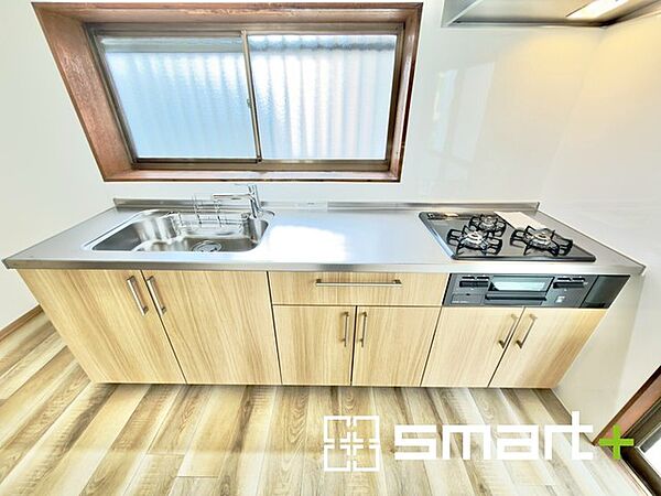 ～リビングを有効活用～ ・キッチンは対面式ではなく壁側にございますので、お部屋の中の空間を有効活用できます。 ・現地ではぜひ家具の配置などもイメージしながらご見学くださいませ。