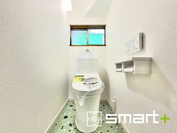 ～やはり便利なタンク式トイレ～ ・最近はタンクレストイレもございますが、タンク式の場合は停電時もお水を流すことが可能。 ・故障時なども比較的費用が安くなるなど、メリットが多くなります。