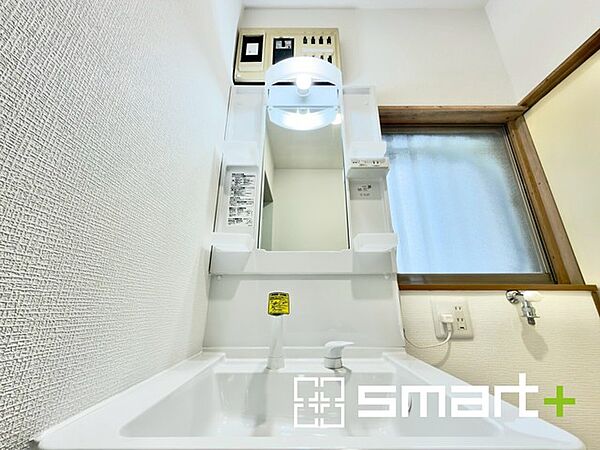 ～シャワー付き洗面化粧台～ ・新品交換した洗面化粧台はシャワー付きなので、寝ぐせ直しや洗面ボウルのお掃除にも便利です。 ・洗面台下のパイプスペースにも洗剤などをご収納いただけます。