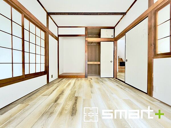 ～2面採光の明るいお部屋～ ・洋室は2面採光とする事で穏やかな陽の入る明るい空間となっております。 ・くつろぎのプライベート時間を明るい空間で穏やかにお過ごしいただけます。