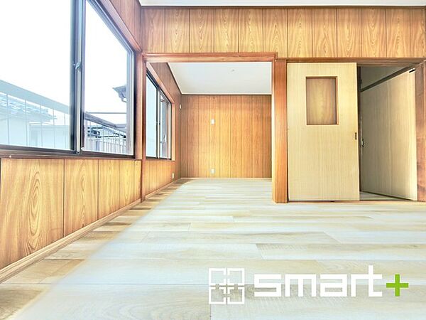 ～明るく暖かな光が差し込む洋室～ ・窓からたっぷりの光が舞い込み、お部屋全体を優しく包み込んでくれます。 ・収納付きなので整理整頓しやすく、生活空間が広がりますね。
