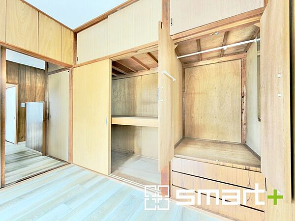 ～収納豊富な洋室～ ・各居室に備え付けの収納をご用意。タンスなどを置く場合と比べ出っ張らないので部屋の中を有効のご活用いただけます。 ・収納の広さなどぜひ現地でご確認くださいませ。