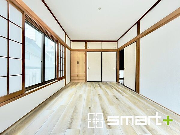 ～オプション施行もお任せください～ ・フローリングの変色など劣化を軽減し、水をこぼした場合などにも防いでくれるフロアコーテイングが人気となっております。 ・オプション施行もお任せください。