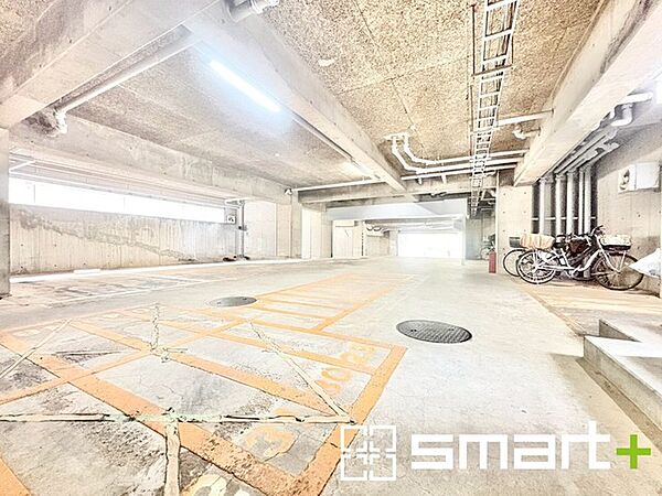 ～便利な平面駐車場～ ・広い敷地を活かした平面式の駐車場。車の出し入れが楽で利便性に優れます。 ・空き状況などもお気軽にお問い合わせくださいませ。