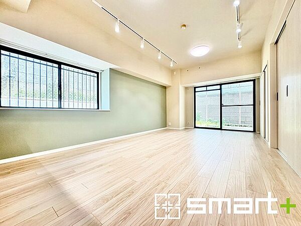 ～窓からはたっぷりの陽光～ ・大きな窓から明るい陽光が舞い込みお部屋全体を心地のよい空間に。 ・アクセントクロスでシンプルなお部屋もメリハリのある空間に。