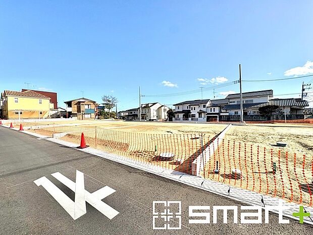 ~十分な広さのある前面道路~ ・前面道路は約5.2mございますので、お車でのすれ違いも楽々で余計なストレスがかかりません。 ・日々お車での移動が多い方には大切なポイントですね。