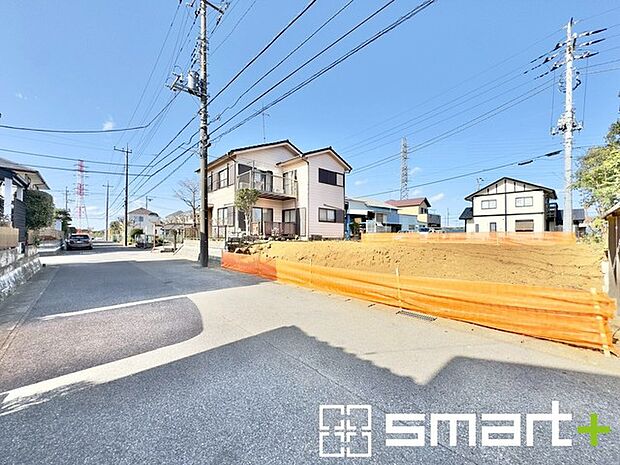 ~十分な広さのある前面道路~ ・前面道路は約6mございますので、お車でのすれ違いも楽々で余計なストレスがかかりません。 ・日々お車での移動が多い方には大切なポイントですね。