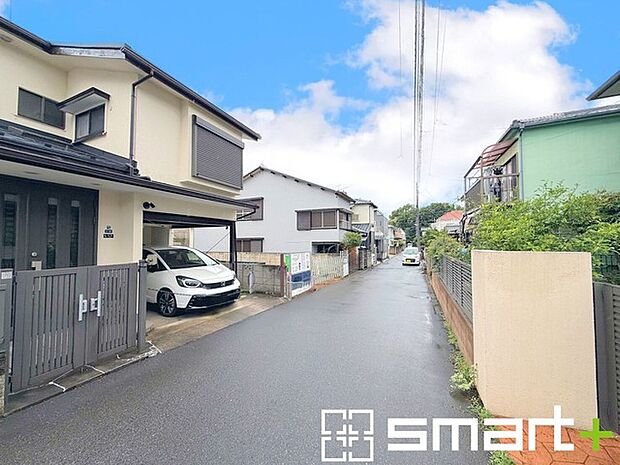 ～閑静な住宅街の立地～ ・周辺は閑静な住宅街となっておりますので、静かな暮らしをご実現いただけます。 ・前面道路の交通量も多くないので、小さなお子様がいるご家庭でもご安心ですね。 