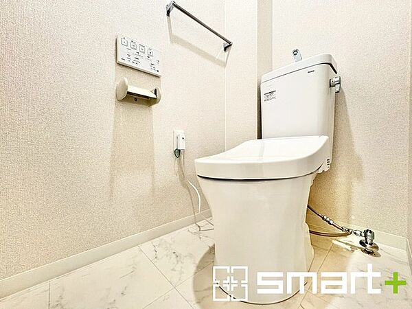 ～新品交換済みのトイレ～ ・温水洗浄機能付きに新品交換済みなので快適ですね。