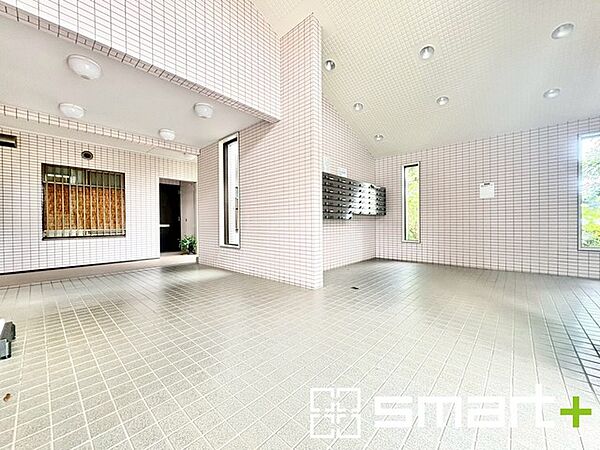 ～管理の行き届いたエントランス～ ・お住まいの「顔」でもあるエントランス。管理会社の方でしっかりと管理されております。 ・ぜひ現地でご体感くださいませ。