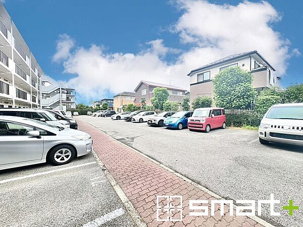 ～便利な平面駐車場～ ・広い敷地を活かした平面式の駐車場。車の出し入れが楽で利便性に優れます。 ・空き状況などもお気軽にお問い合わせくださいませ。