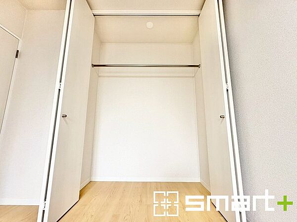 ～収納豊富な洋室～ ・各居室に備え付けの収納をご用意。タンスなどを置く場合と比べ出っ張らないので部屋の中を有効のご活用いただけます。 ・収納の広さなどぜひ現地でご確認くださいませ。