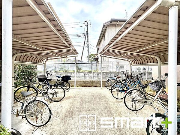 ～敷地内に駐輪場もございます～ ・もちろんですが駐輪場もございますので、自転車をご利用の方もご安心くださいませ。 ・ご内覧の際はぜひ共用部も併せてご確認ください。