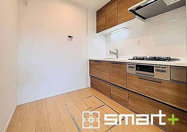 ～リビングを有効活用～ ・キッチンは対面式ではなく壁側にございますので、お部屋の中の空間を有効活用できます。 ・現地ではぜひ家具の配置などもイメージしながらご見学くださいませ。