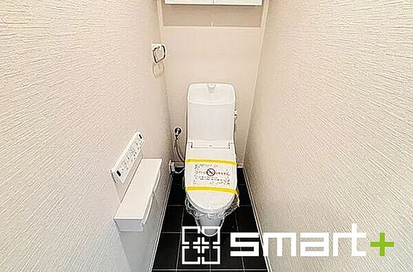 ～新品交換済みのトイレ～ ・温水洗浄機能付きに新品交換済みなので快適ですね。 ・トイレットペーパーや掃除用具などもしまえる収納付き。