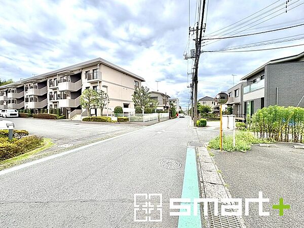 ～閑静な住宅街の立地～ ・周辺は閑静な住宅街となっておりますので、静かな暮らしをご実現いただけます。 ・前面道路の交通量も多くないので、小さなお子様がいるご家庭でもご安心ですね。